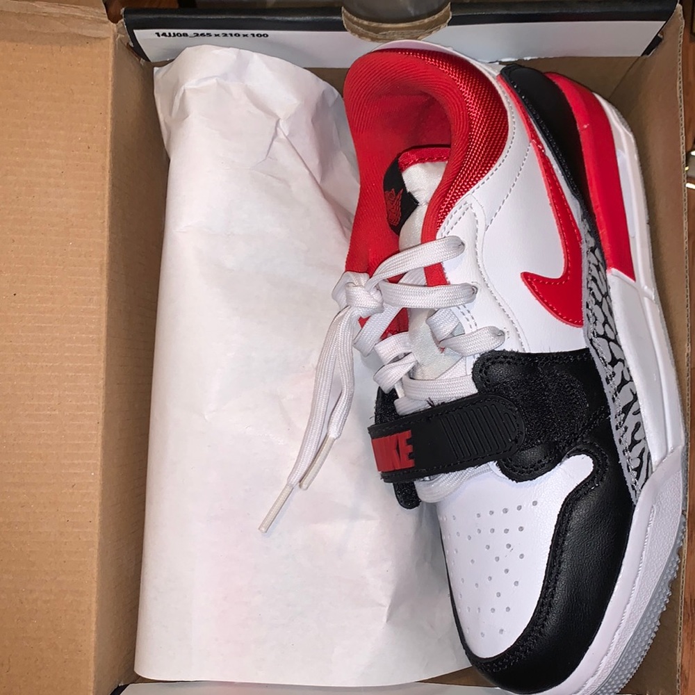 Air Jordan Legacy. Size 5.5 youth = size 7 women